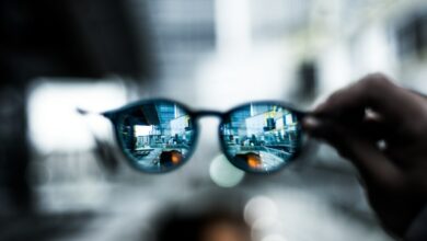 نظارات ذكية - صورة تعبيرية عن الجدل حول نظارات الذكاء الاصطناعي