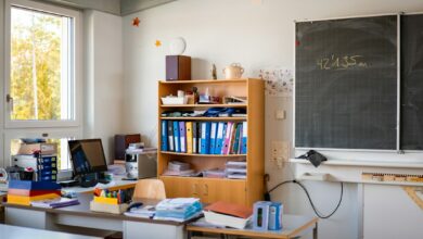 كتب مدرسية وفصل دراسي - صورة تعبيرية