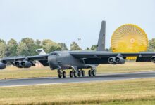 قاذفة B-52 تهبط في قاعدة RAF Fairford البريطانية - صورة أرشيفية