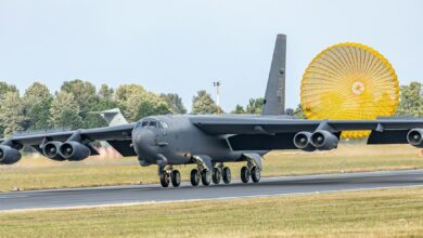 قاذفة B-52 تهبط في قاعدة RAF Fairford البريطانية - صورة أرشيفية