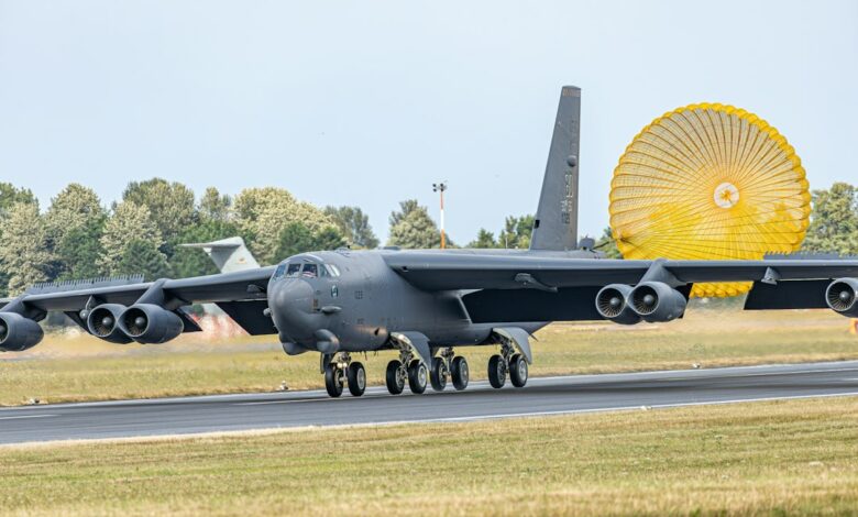 قاذفة B-52 تهبط في قاعدة RAF Fairford البريطانية - صورة أرشيفية