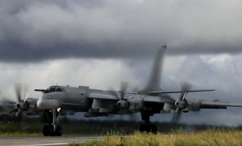 قاذفة روسية من طراز Tu-95MS خلال الطلعة قبالة شمال النرويج - المصدر وزارة الدفاع الروسية عبر The Barents Observer