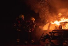 رجال إطفاء أثناء إخماد حريق