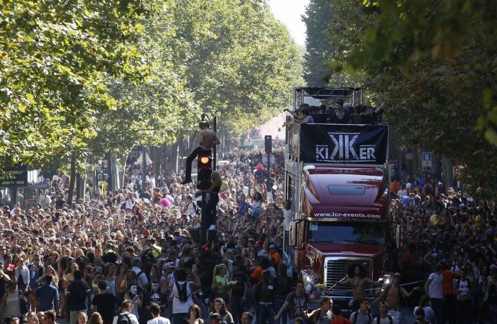 حشود خلال Techno Parade في باريس - صورة أرشيفية
