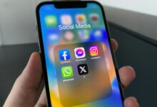 هاتف وتطبيقات تواصل اجتماعي - صورة توضيحية للاحتيال الإلكتروني