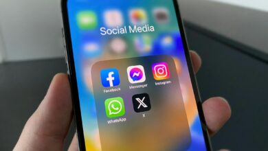 هاتف وتطبيقات تواصل اجتماعي - صورة توضيحية للاحتيال الإلكتروني