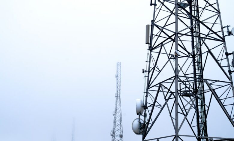 أبراج اتصالات - صورة تعبيرية عن موظفي SFR وقطاع الاتصالات