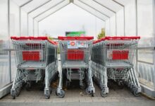 عربة تسوق في متجر تعبيرًا عن أسعار المستهلك والتضخم