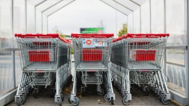 عربة تسوق في متجر تعبيرًا عن أسعار المستهلك والتضخم