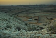 منشآت وخطوط طاقة في منطقة صحراوية