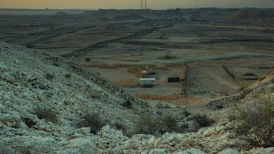 منشآت وخطوط طاقة في منطقة صحراوية