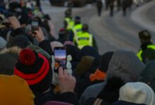 استخدام الهاتف ووسائل التواصل - صورة توضيحية لخبر السلامة الرقمية للأطفال في فنلندا