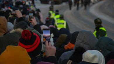 استخدام الهاتف ووسائل التواصل - صورة توضيحية لخبر السلامة الرقمية للأطفال في فنلندا