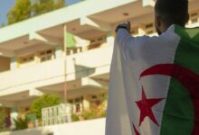 العلم الجزائري - صورة أرشيفية توضيحية لخبر إعلان توقيف 61 مواطنًا مغربيًا