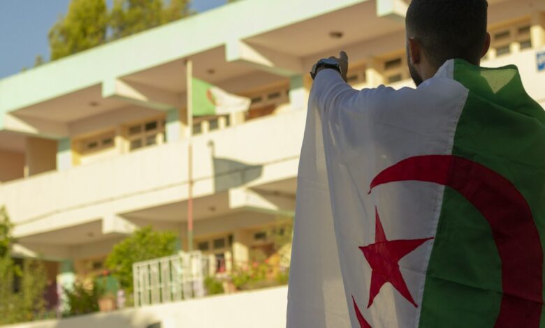 العلم الجزائري - صورة أرشيفية توضيحية لخبر إعلان توقيف 61 مواطنًا مغربيًا