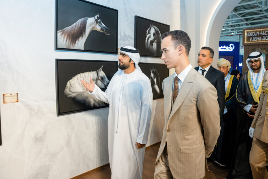 الأمير مولاي الحسن خلال جولته في معرض تصوير الخيل العربي