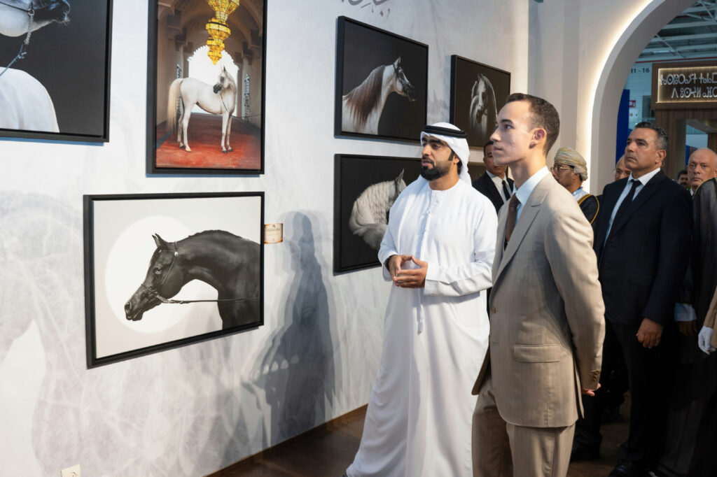 ولي عهد المغرب يطّلع على أعمال معرض تصوير الخيل العربي