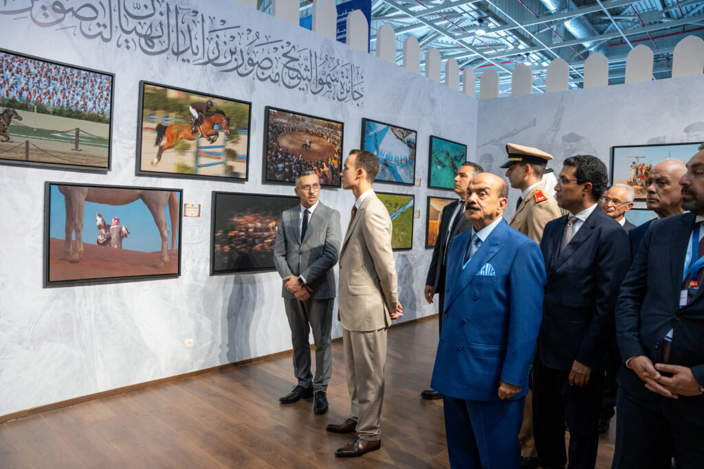 جولة ولي عهد المغرب في معرض جائزة تصوير الخيل العربي