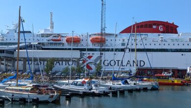 عبارة شركة Destination Gotland في ميناء فيسبي بجزيرة غوتلاند، تصوير AleWi، ويكيميديا كومنز CC BY-SA 4.0
