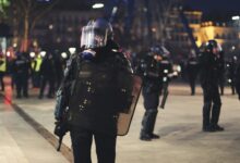 قوات شرطة خلال احتجاجات في فرنسا - صورة أرشيفية ولا تظهر الأجهزة الجديدة