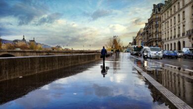 صورة تعبيرية لأجواء ممطرة في فرنسا؛ ليست صورة للفيضانات المتوقعة في غار وهيرو. تصوير Eduardo Espinoza Raggi / Unsplash