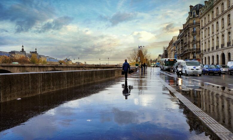 صورة تعبيرية لأجواء ممطرة في فرنسا؛ ليست صورة للفيضانات المتوقعة في غار وهيرو. تصوير Eduardo Espinoza Raggi / Unsplash