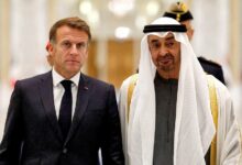 إيمانويل ماكرون مع رئيس دولة الإمارات الشيخ محمد بن زايد في أبوظبي، تصوير بنوا تيسييه، وكالة فرانس برس عبر لو باريزيان