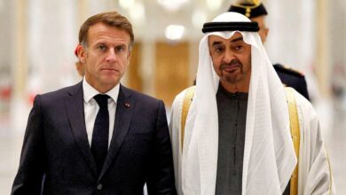 إيمانويل ماكرون مع رئيس دولة الإمارات الشيخ محمد بن زايد في أبوظبي، تصوير بنوا تيسييه، وكالة فرانس برس عبر لو باريزيان