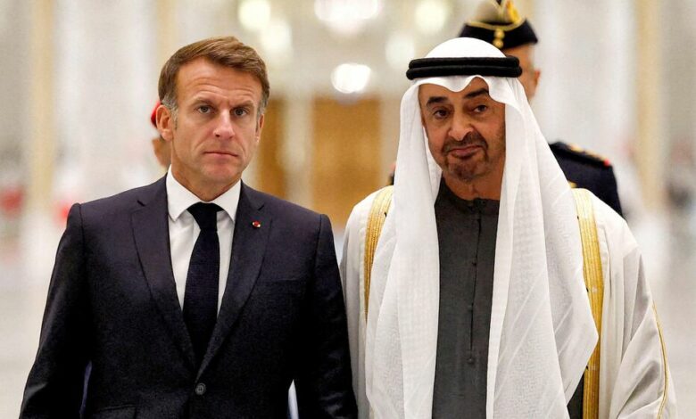 إيمانويل ماكرون مع رئيس دولة الإمارات الشيخ محمد بن زايد في أبوظبي، تصوير بنوا تيسييه، وكالة فرانس برس عبر لو باريزيان
