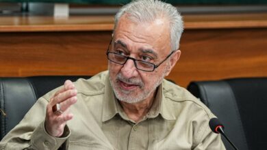 مهرداد أخلاقي كتابجي وزير الدفاع الإيراني الجديد خلال اجتماع لجنة البرلمان في 17 أكتوبر 2026