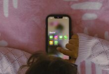 هاتف وتطبيقات تواصل اجتماعي - صورة توضيحية لقيود العمر المقترحة في النرويج