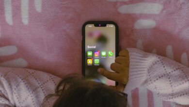 هاتف وتطبيقات تواصل اجتماعي - صورة توضيحية لقيود العمر المقترحة في النرويج