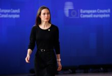 سانا مارين، رئيسة الوزراء الفنلندية السابقة، خلال اجتماع أوروبي في بروكسل عام 2022. تصوير: Christophe Licoppe / European Commission، CC BY 4.0