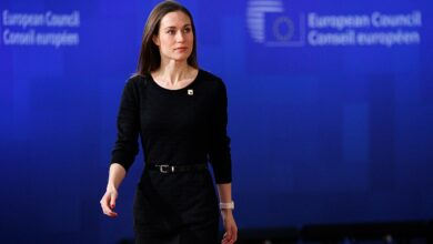 سانا مارين، رئيسة الوزراء الفنلندية السابقة، خلال اجتماع أوروبي في بروكسل عام 2022. تصوير: Christophe Licoppe / European Commission، CC BY 4.0