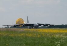 قاذفة أميركية من طراز B-52 تهبط بمظلة الكبح في قاعدة RAF Fairford البريطانية