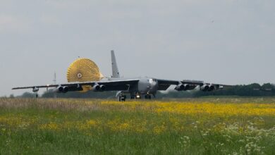 قاذفة أميركية من طراز B-52 تهبط بمظلة الكبح في قاعدة RAF Fairford البريطانية