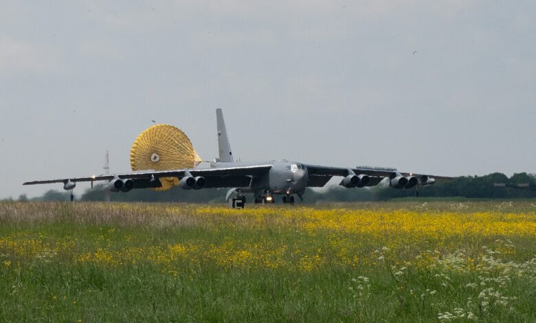 قاذفة أميركية من طراز B-52 تهبط بمظلة الكبح في قاعدة RAF Fairford البريطانية