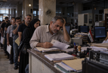 صورة تعبيرية عن طوابير المراجعين في دائرة حكومية عراقية وتعطل أنظمة الخدمات الإلكترونية