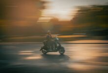 دراجة على الطريق أثناء حركة سريعة - صورة تعبيرية