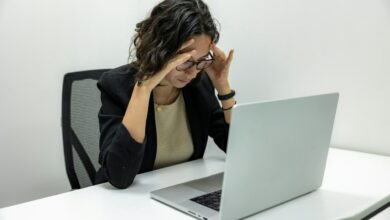 موظفة تعاني ضغط العمل - صورة تعبيرية