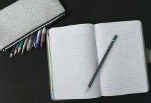 دفتر وأدوات كتابة مدرسية - صورة توضيحية