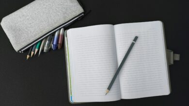 دفتر وأدوات كتابة مدرسية - صورة توضيحية