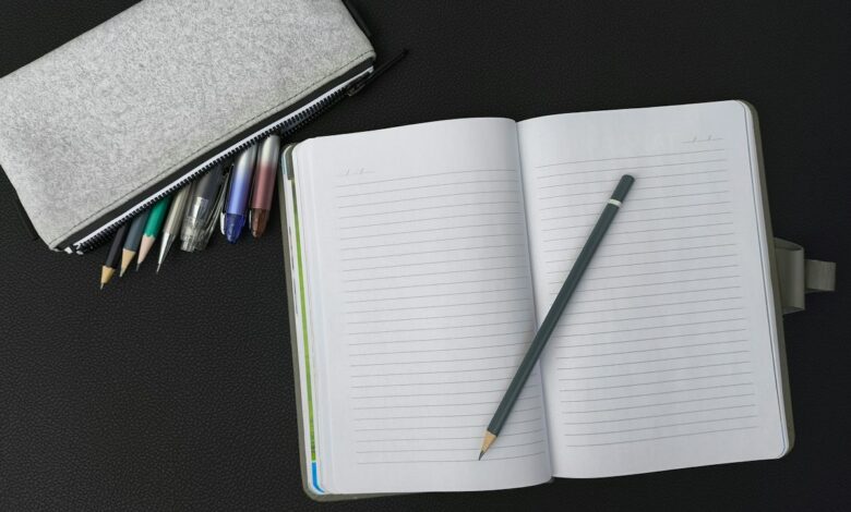 دفتر وأدوات كتابة مدرسية - صورة توضيحية