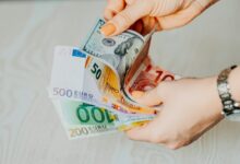صورة تعبيرية عن الأموال والشبكات المالية المرتبطة بإيران