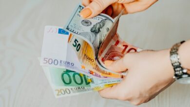 صورة تعبيرية عن الأموال والشبكات المالية المرتبطة بإيران