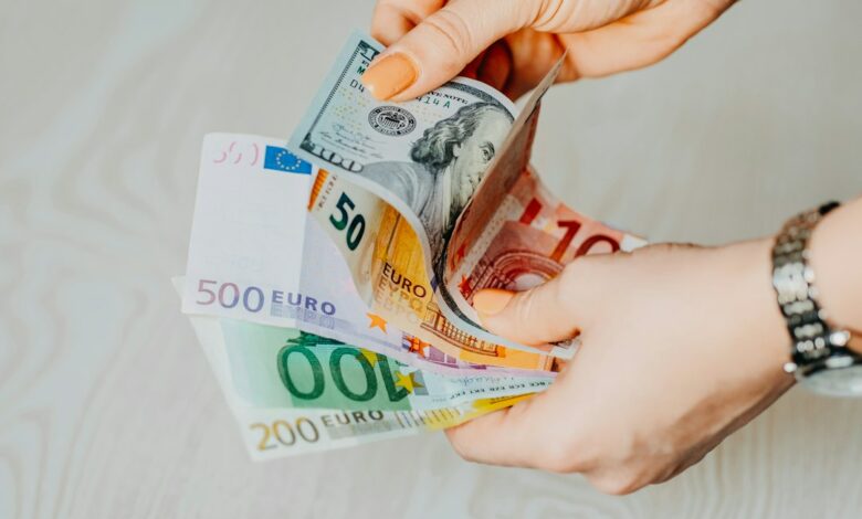 صورة تعبيرية عن الأموال والشبكات المالية المرتبطة بإيران