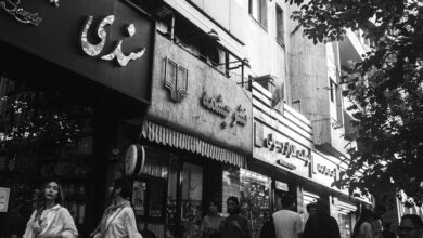 Market street in Iran illustrating economic pressure and the record fall of the Iranian rial