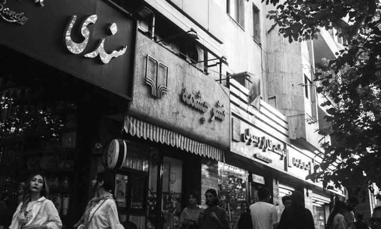 Market street in Iran illustrating economic pressure and the record fall of the Iranian rial