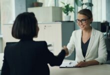 مقابلة توظيف في مكتب - صورة توضيحية